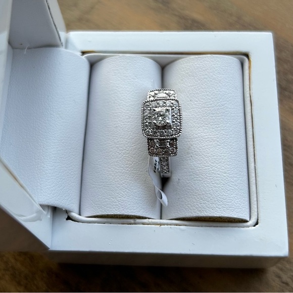 NWT 14kt Vera Wang diamond ring. Excluded from bundle discounts - Picture 5 of 13